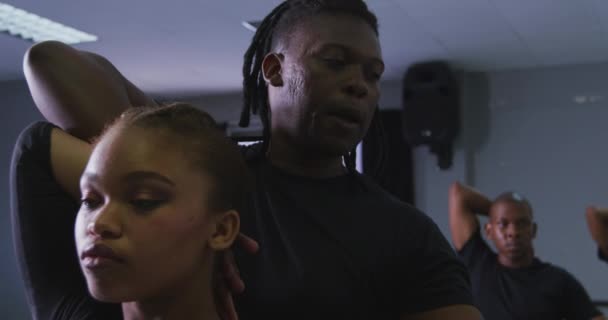 Bailarina Moderna Masculina Raza Mixta Forma Traje Negro Que Apoya — Vídeos de Stock