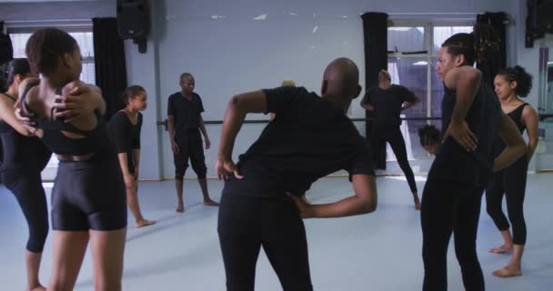 Parlak Bir Stüdyoda Dans Kursu Sırasında Siyah Kıyafetler Giyen Dans — Stok video