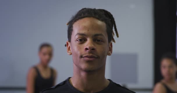 Portret Van Een Gemengde Ras Moderne Mannelijke Danser Het Dragen — Stockvideo
