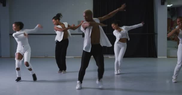 Wieloetniczna Grupa Wysportowanych Tancerek Współczesnych Mężczyzn Kobiet Białych Strojach Ćwiczących — Wideo stockowe
