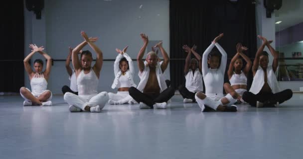Multietnická Skupina Fit Mužských Ženských Moderních Tanečnic Bílých Šatech Cvičících — Stock video