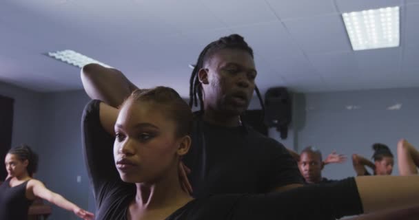 Bailarina Moderna Masculina Raza Mixta Forma Traje Negro Que Apoya — Vídeos de Stock
