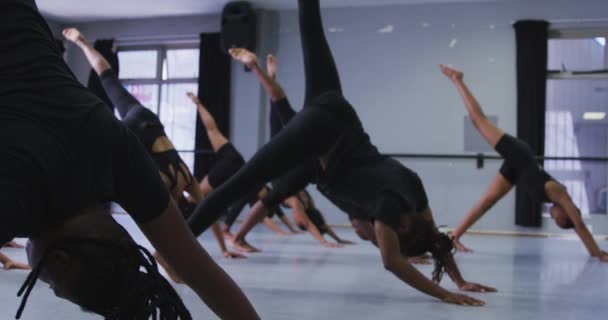 Multi Etnische Groep Van Fitte Mannelijke Vrouwelijke Moderne Dansers Zwarte — Stockvideo