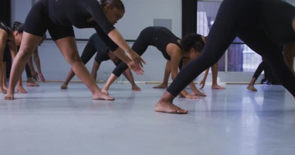 Grupo Multi Étnico Dançarinos Modernos Masculinos Femininos Vestindo Roupas Pretas — Vídeo de Stock