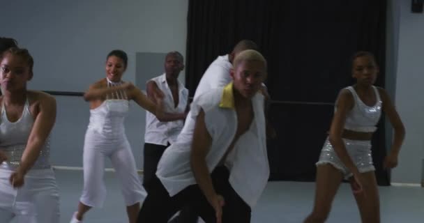 Parlak Bir Stüdyoda Dans Kursunda Dans Rutini Uygulayan Beyaz Kıyafetler — Stok video