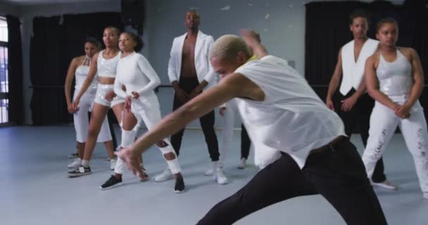 Gemengde Race Moderne Mannelijke Danser Witte Outfit Oefenen Van Een — Stockvideo