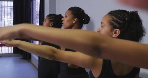 Мульти Этническая Группа Современных Танцоров Одетых Черные Костюмы Практикующих Танцы — стоковое видео