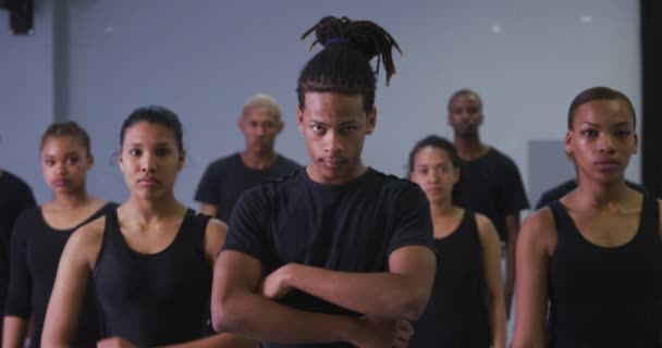 Kombinovaná Rasa Moderní Mužský Tanečník Černých Šatech Stojící Před Multietnickou — Stock video