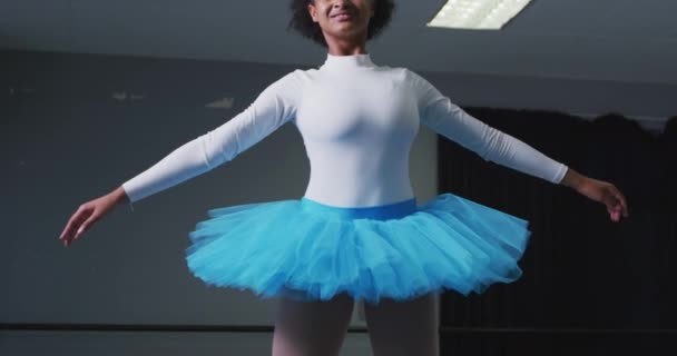 Gemengde Race Vrouwelijke Ballerina Met Witte Tricot Blauwe Tutu Dansen — Stockvideo