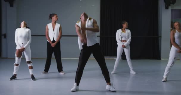 Gemengde Race Moderne Mannelijke Danser Witte Outfit Oefenen Van Een — Stockvideo