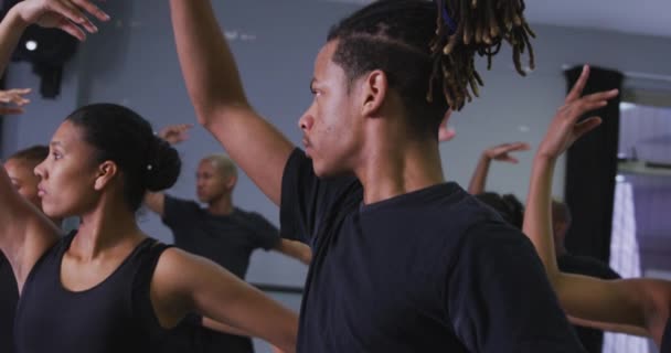 Grupo Multiétnico Bailarines Modernos Masculinos Femeninos Forma Con Trajes Negros — Vídeos de Stock