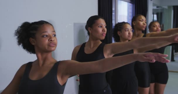 Wieloetniczna Grupa Wysportowanych Tancerek Współczesnych Mężczyzn Kobiet Czarnych Strojach Ćwiczących — Wideo stockowe