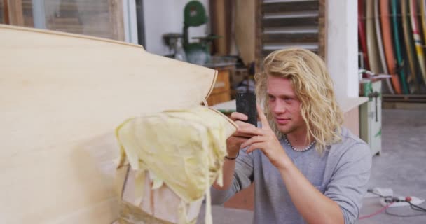 Fabricant Planches Surf Race Blanche Aux Longs Cheveux Blonds Dans — Video