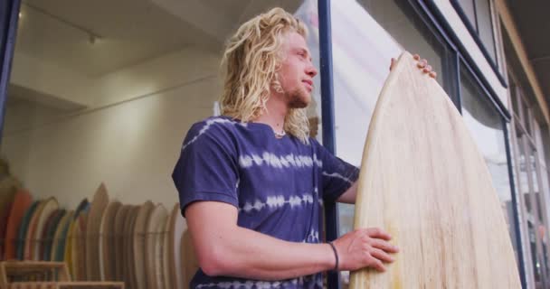 Běloch Muž Surfař Stojí Před Svým Studiem Opírá Dveřní Rám — Stock video