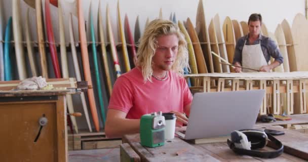 Twee Blanke Mannelijke Surfplankenmakers Hun Studio Die Werken Aan Een — Stockvideo