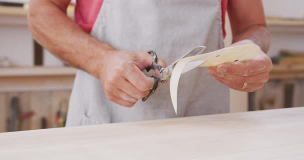 Close Male Surfboard Maker Working His Studio Vestindo Avental Protetor — Vídeo de Stock