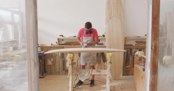 Blanke Mannelijke Surfplankenmaker Die Zijn Studio Werkt Een Beschermend Schort — Stockvideo