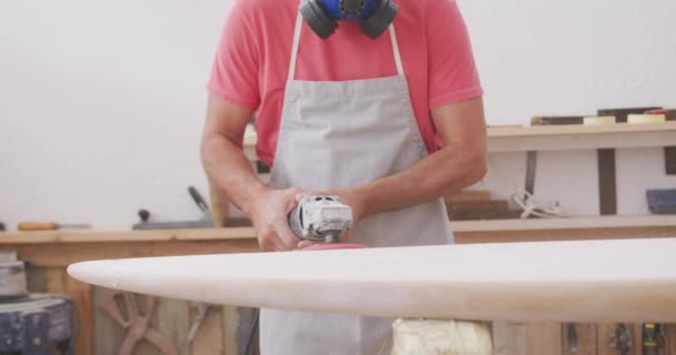 Caucasico Maschio Surfboard Maker Lavorando Nel Suo Studio Indossando Grembiule — Video Stock
