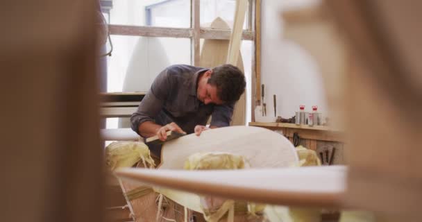 Een Blanke Man Surfplank Maker Met Kort Donker Haar Zijn — Stockvideo