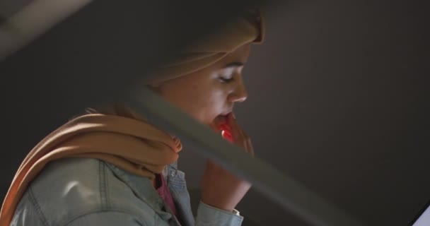 Cierre Una Estudiante Asiática Que Lleva Hijab Beige Estudiando Sentado — Vídeo de stock