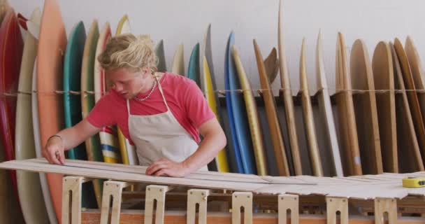 Blanke Mannelijke Surfplankenmaker Aan Het Werk Zijn Studio Controleren Voorbereiden — Stockvideo