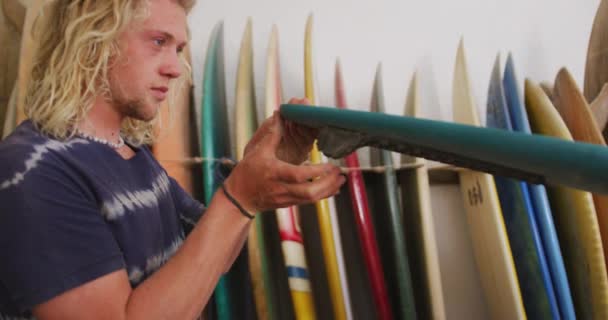 Blanke Mannelijke Surfplank Maker Zijn Studio Een Van Surfplanken Controleren — Stockvideo