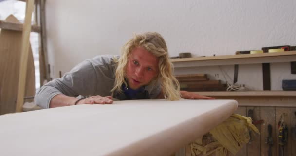 Caucaso Maschio Surfboard Maker Con Lunghi Capelli Biondi Lavorando Nel — Video Stock