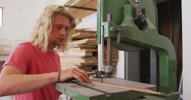 Blanke Mannelijke Surfplankenmaker Die Zijn Atelier Werkt Houten Strepen Knipt — Stockvideo