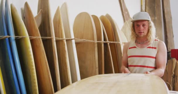 Fabricant Planches Surf Race Blanche Dans Son Studio Vérifiant Des — Video