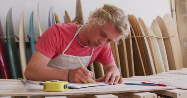 Homme Caucasien Fabricant Planches Surf Travaillant Dans Son Studio Vérifiant — Video