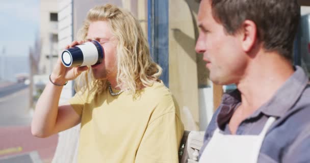 Twee Blanke Mannelijke Surfers Die Een Pauze Nemen Tijdens Hun — Stockvideo