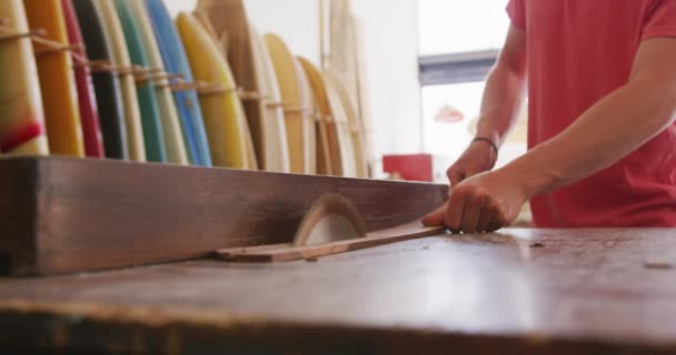 Mannelijke Surfplankenmaker Die Zijn Atelier Werkt Achter Toonbank Staat Een — Stockvideo