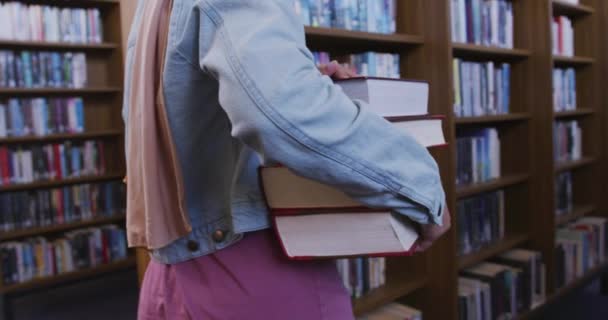 Seccion Masculina Una Estudiante Asiática Que Estudia Una Biblioteca Caminando — Vídeo de stock