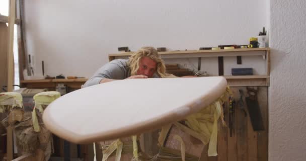 Caucazian Sex Masculin Surfboard Maker Păr Blond Lung Care Lucrează — Videoclip de stoc