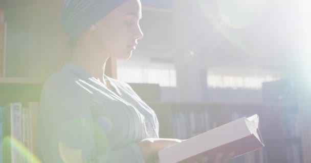 Asiatisk Kvinnlig Student Med Blå Hijab Som Studerar Ett Bibliotek — Stockvideo