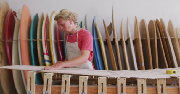 Caucasico Maschio Surfboard Maker Che Lavora Nel Suo Studio Controllando — Video Stock