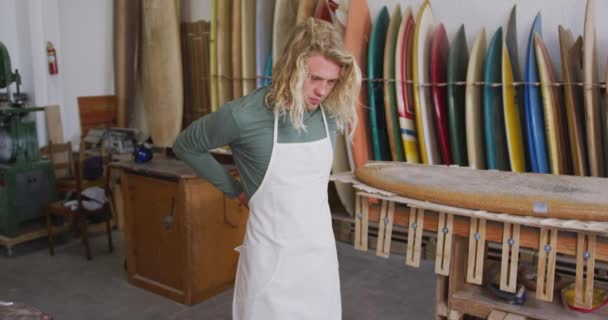 Blanke Mannelijke Surfplank Maker Zijn Studio Het Aantrekken Van Een — Stockvideo