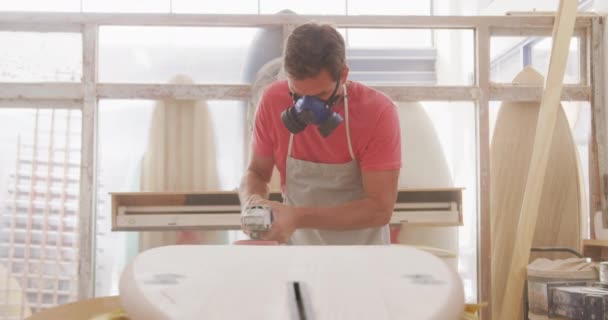 Fabricante Prancha Branca Masculina Trabalhando Seu Estúdio Vestindo Avental Protetor — Vídeo de Stock