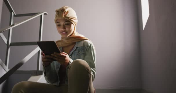 Femeie Asiatică Fericită Care Poartă Hijab Bej Studiind Într Bibliotecă — Videoclip de stoc