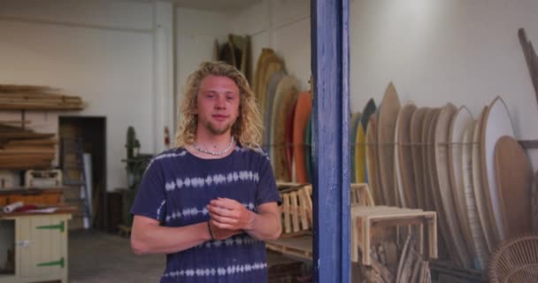 Portret Van Een Blanke Mannelijke Surfplankenmaker Die Voor Zijn Atelier — Stockvideo