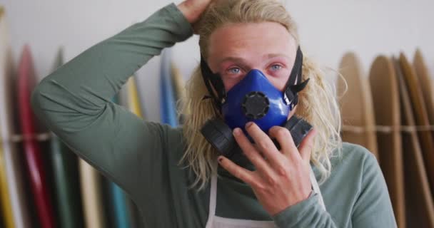 Blanke Mannelijke Surfplank Maker Zijn Studio Met Een Ademend Gezichtsmasker — Stockvideo