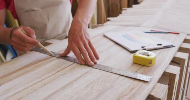 Blanke Mannelijke Surfplankenmaker Aan Het Werk Zijn Studio Controleren Voorbereiden — Stockvideo