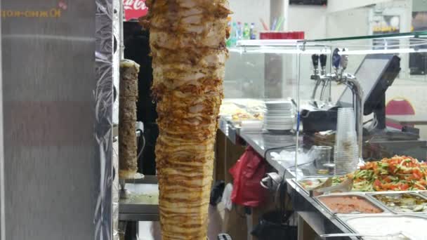 Espetos Grandes Com Carne Café Projetado Para Cozinhar Kebab Shawarma — Vídeo de Stock