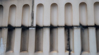  Çatlak beyaz tuğla dokusu. Eski bina.