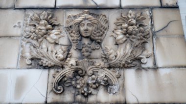 İnşaatta güzel modellik. Çiçekli bir kadın.