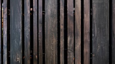 Çalışan elektroniği kaplayan ahşap doku.