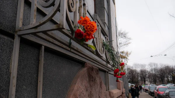 Deitado flores no monumento. Cravos. — Fotografia de Stock