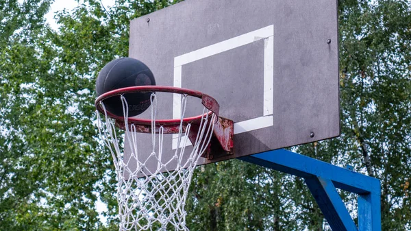 Ein schwarzer Ball fliegt in den Korb. — Stockfoto