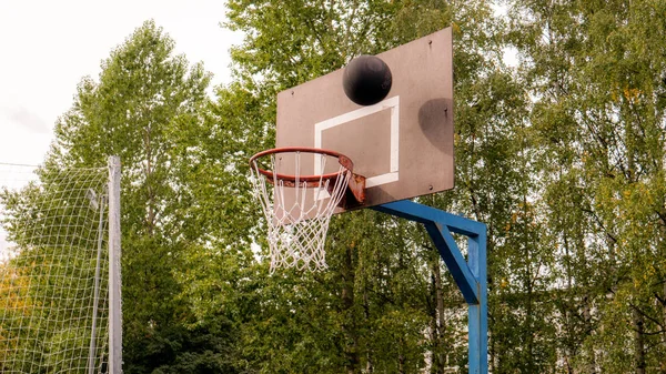 A black ball is flying in the basket. — Stock Photo, Image