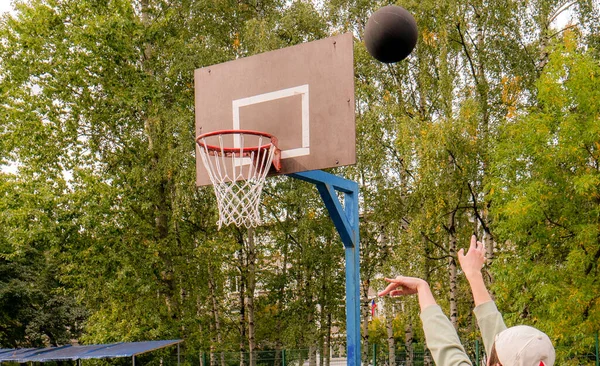 Ein schwarzer Ball fliegt in den Korb. — Stockfoto